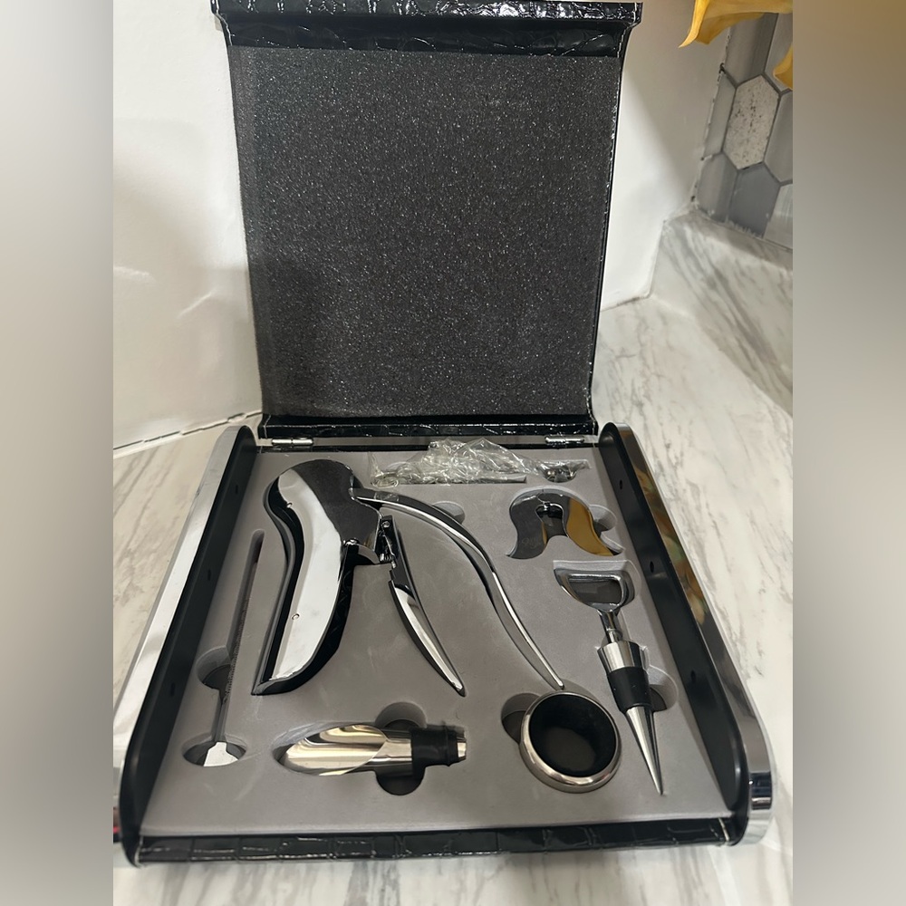 Chrome Finish Wine Accessory Set with Lever Corkscrew - Black/Chrome